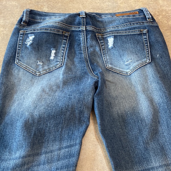 Women’s dollhouse jeans, size 7 inseam measures about 26” to the longer length - Picture 6 of 7